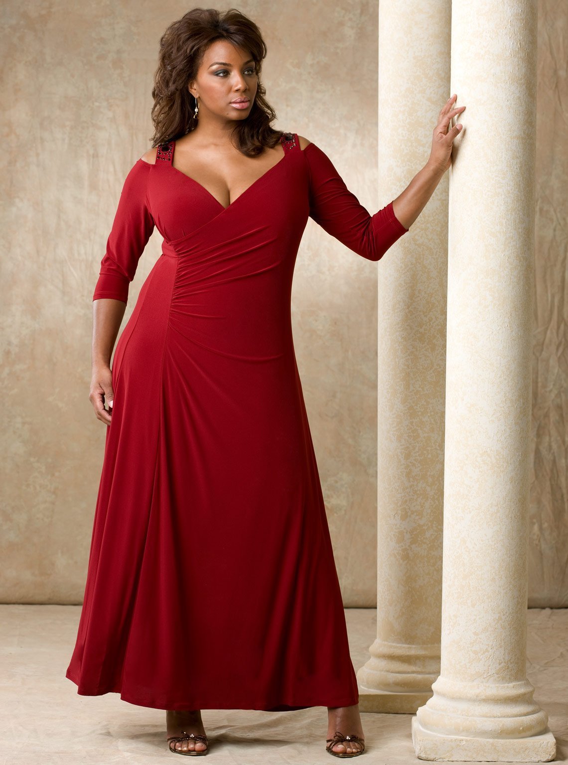 Красивые крупные женщины фото. Красное платье плюс сайз в пол. Вечерние платья для полных. Красивый наряд для полной женщины.