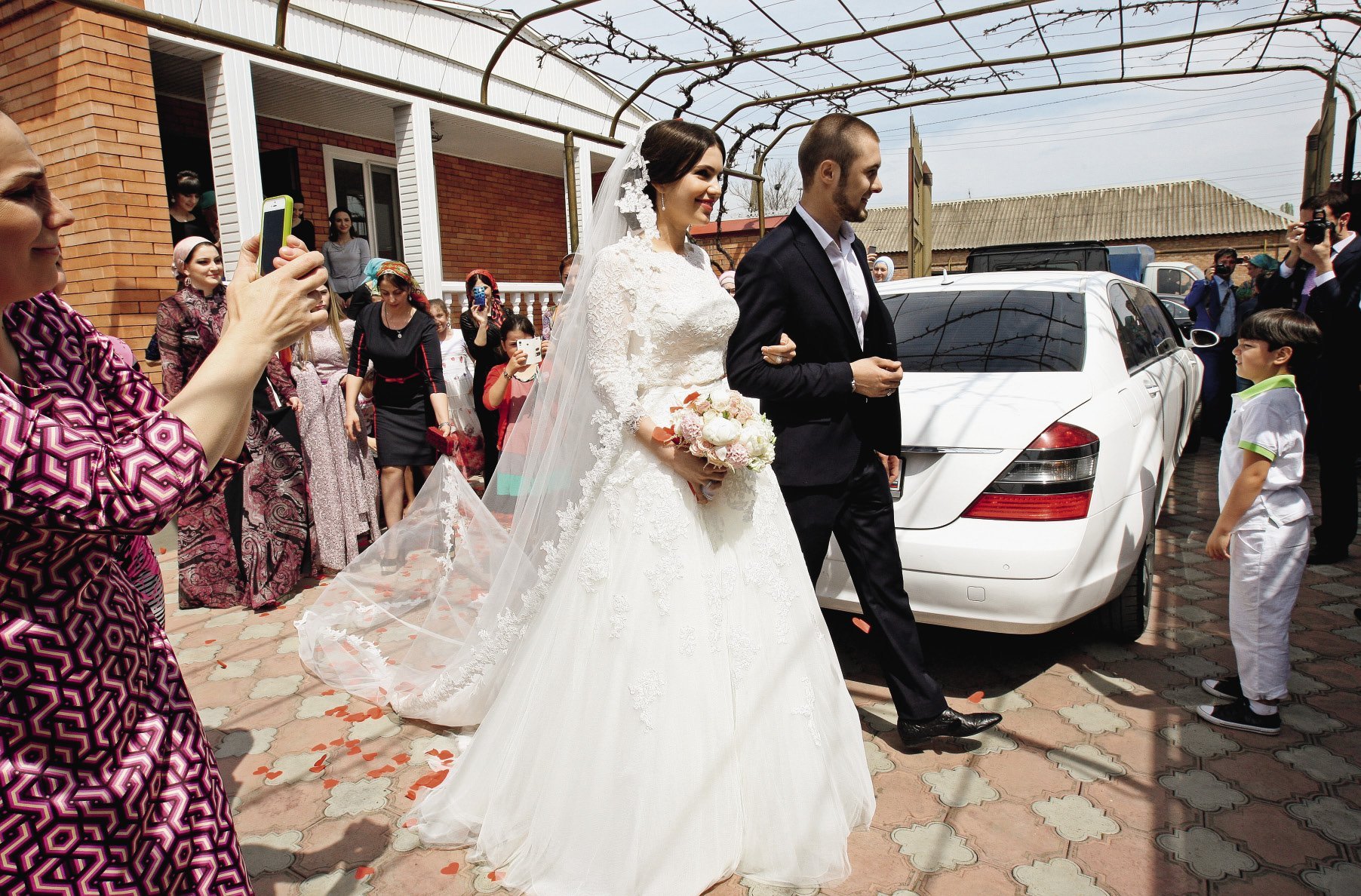 Чеченский загс. Чеченская свадьба. Свадьба в Чечне. Свадьба чеченцев. Чеченская свадьба невеста.
