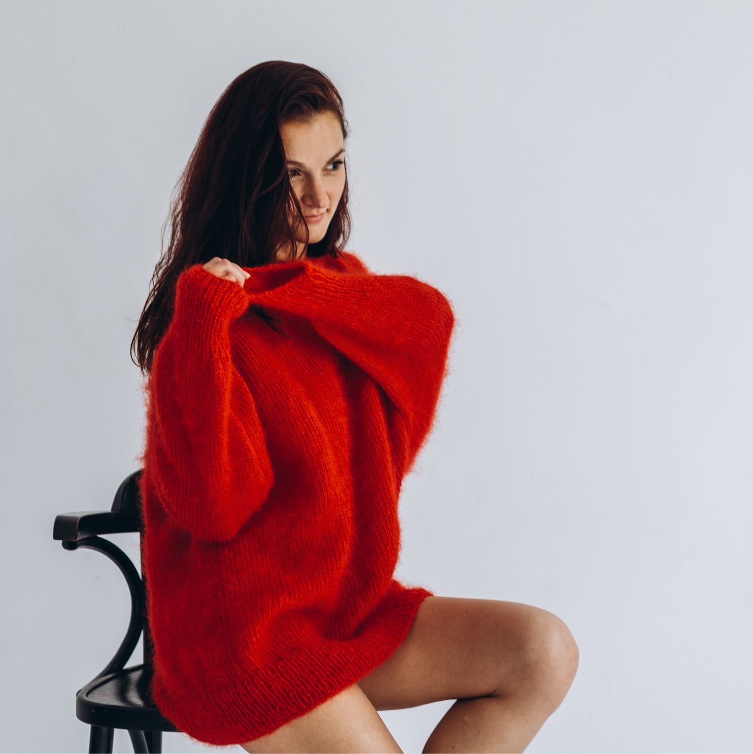 Красный мохеровый свитер